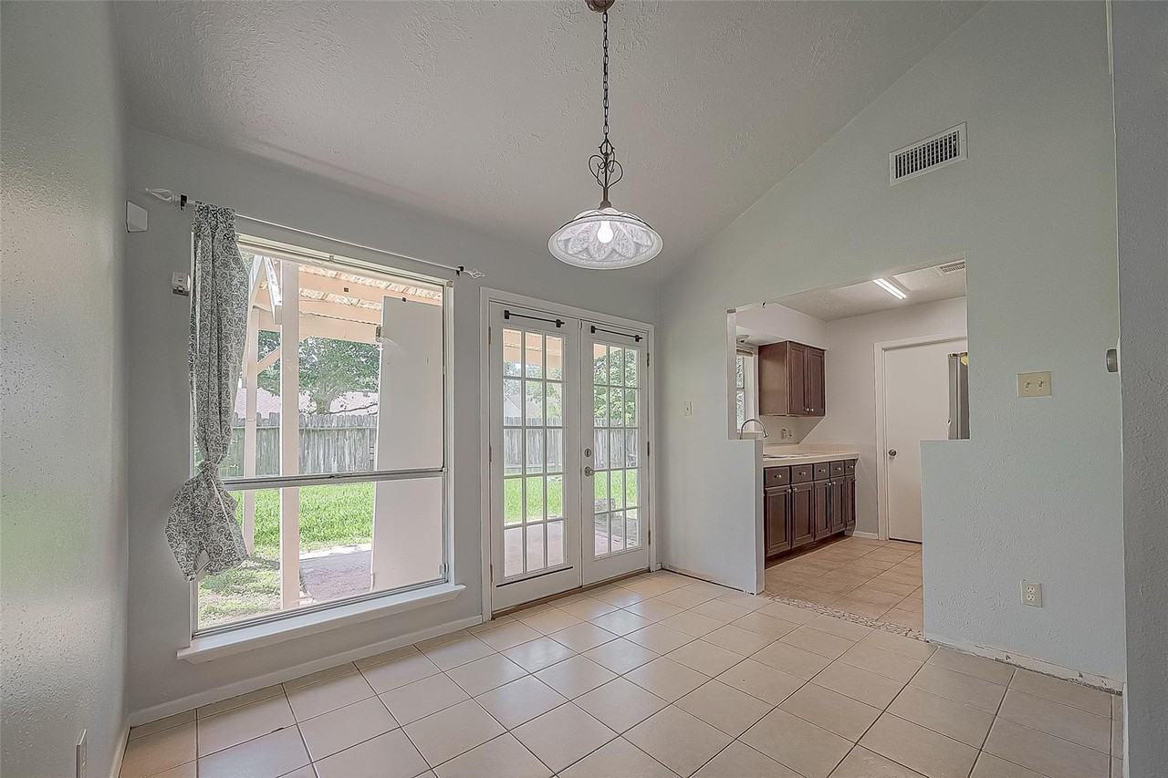 1006 Melford Ave - Photo 2 of 17