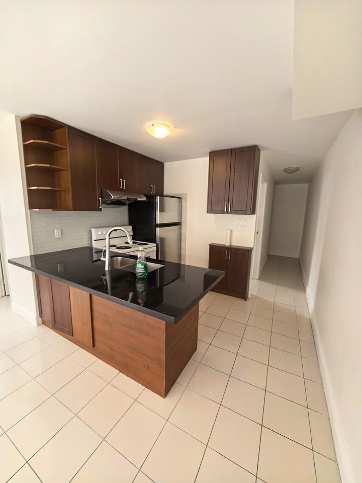 209 McCaul St - Photo 6 of 10