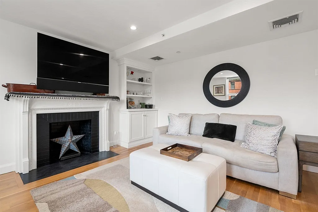 294 Newbury St #3D - Photo 4 of 8