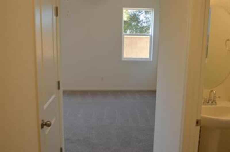 389 Shafer Ave - Photo 4 of 27