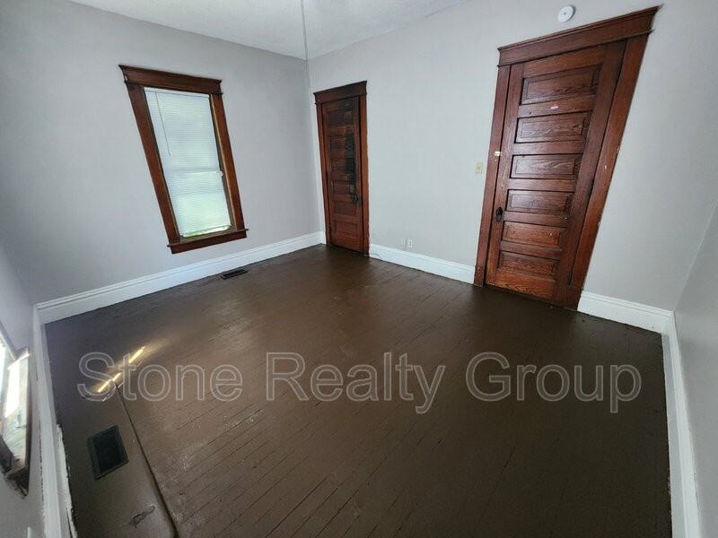 1705 Sycamore St - Photo 3 of 7