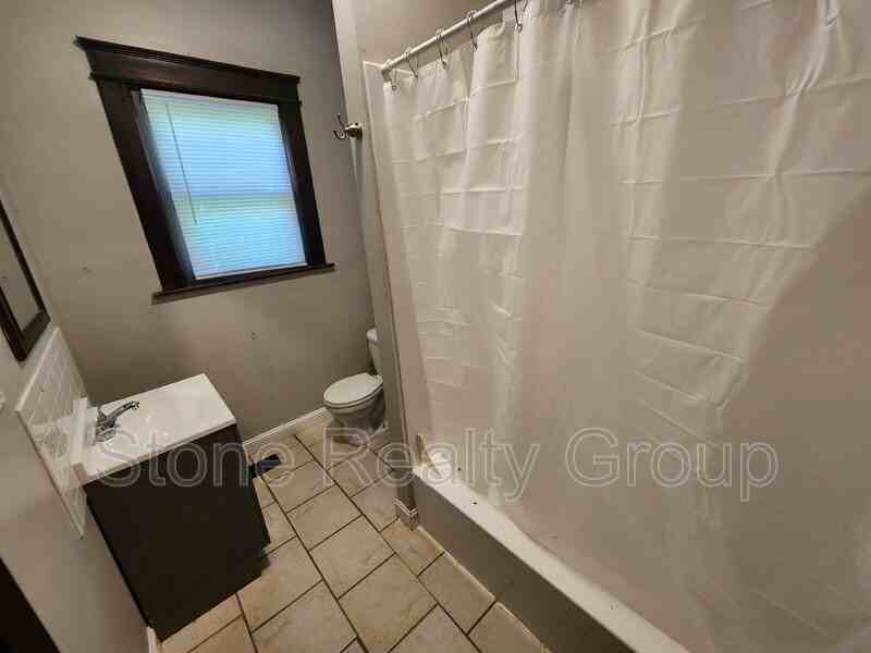 1705 Sycamore St - Photo 5 of 7