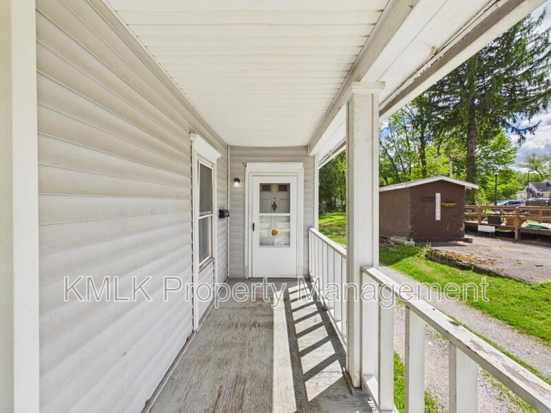 484 Crouse St - Photo 3 of 43