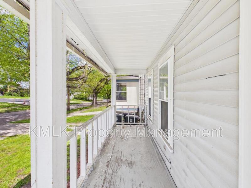 484 Crouse St - Photo 4 of 43