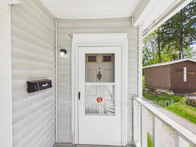 484 Crouse St - Photo 5 of 43