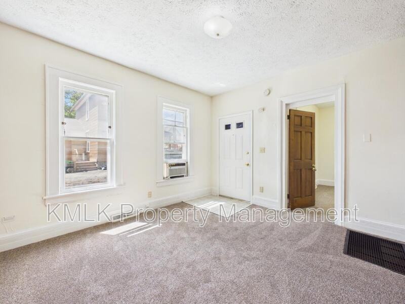 484 Crouse St - Photo 7 of 43
