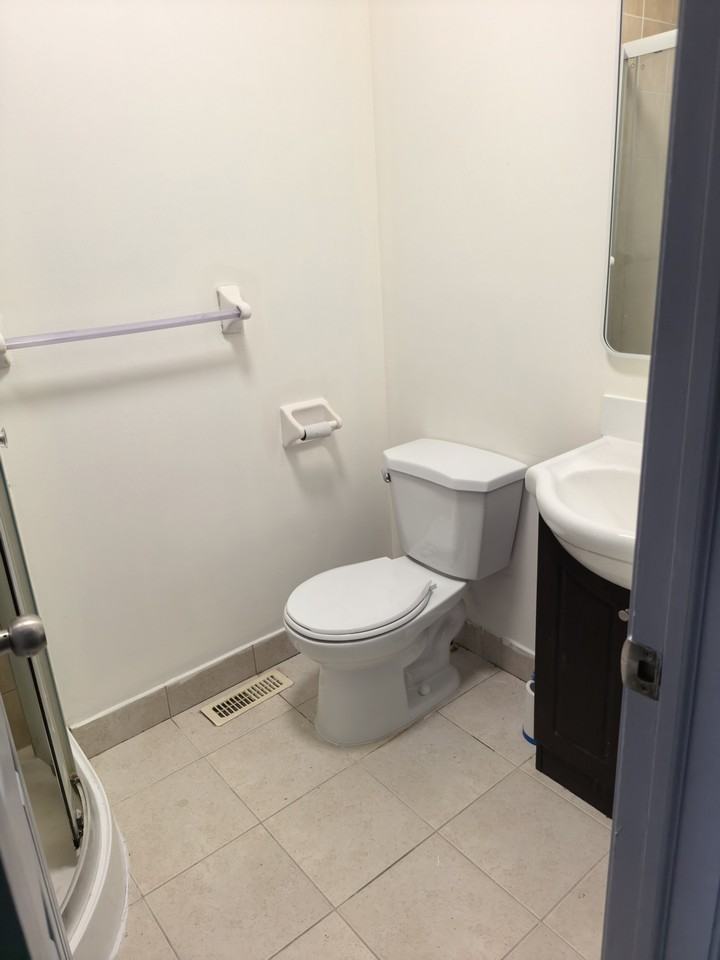 681 Bathurst St - Photo 4 of 6