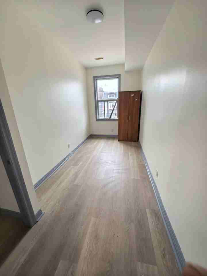 681 Bathurst St - Photo 3 of 8