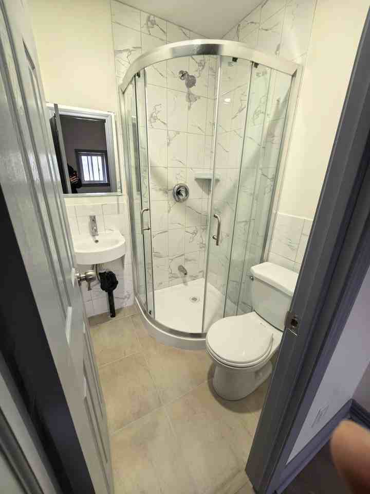 681 Bathurst St - Photo 5 of 8