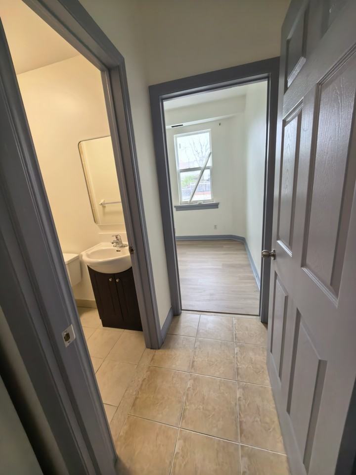 681 Bathurst St - Photo 6 of 8
