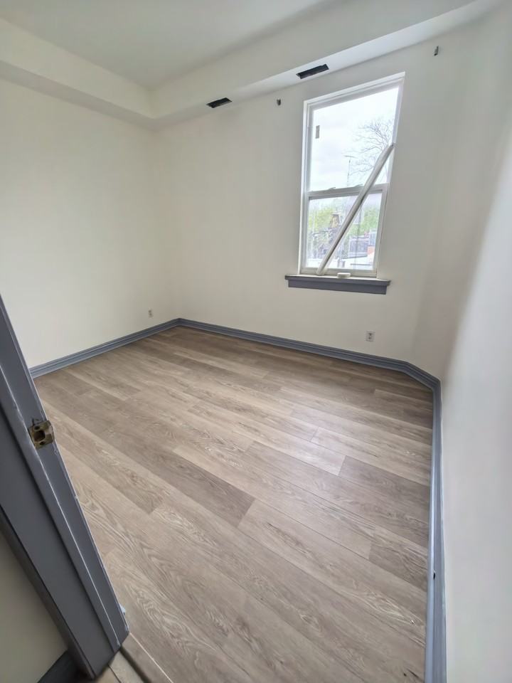 681 Bathurst St - Photo 7 of 8