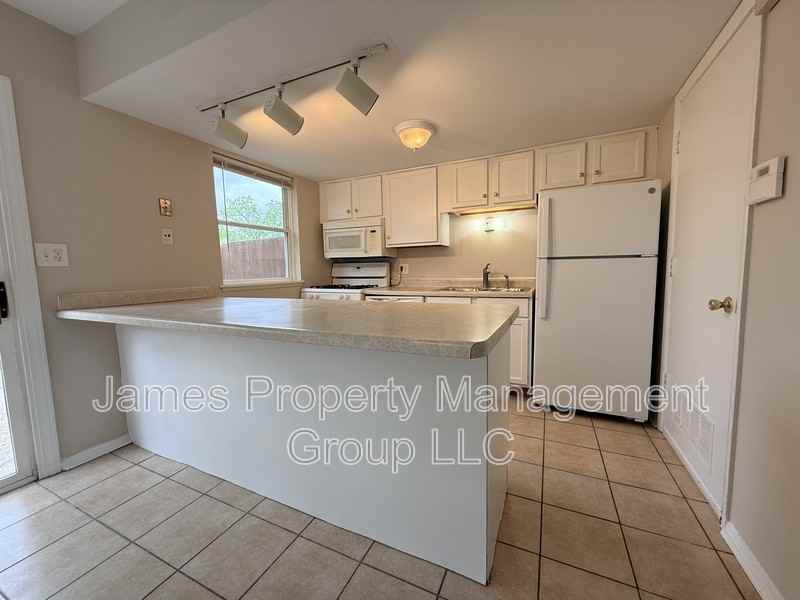 1912 Huntington Blvd - Photo 3 of 10