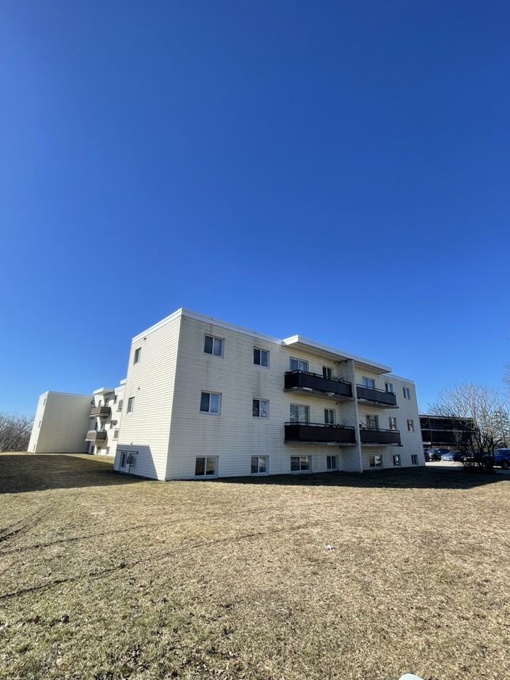 73 Conroy Cres - Photo 3 of 5
