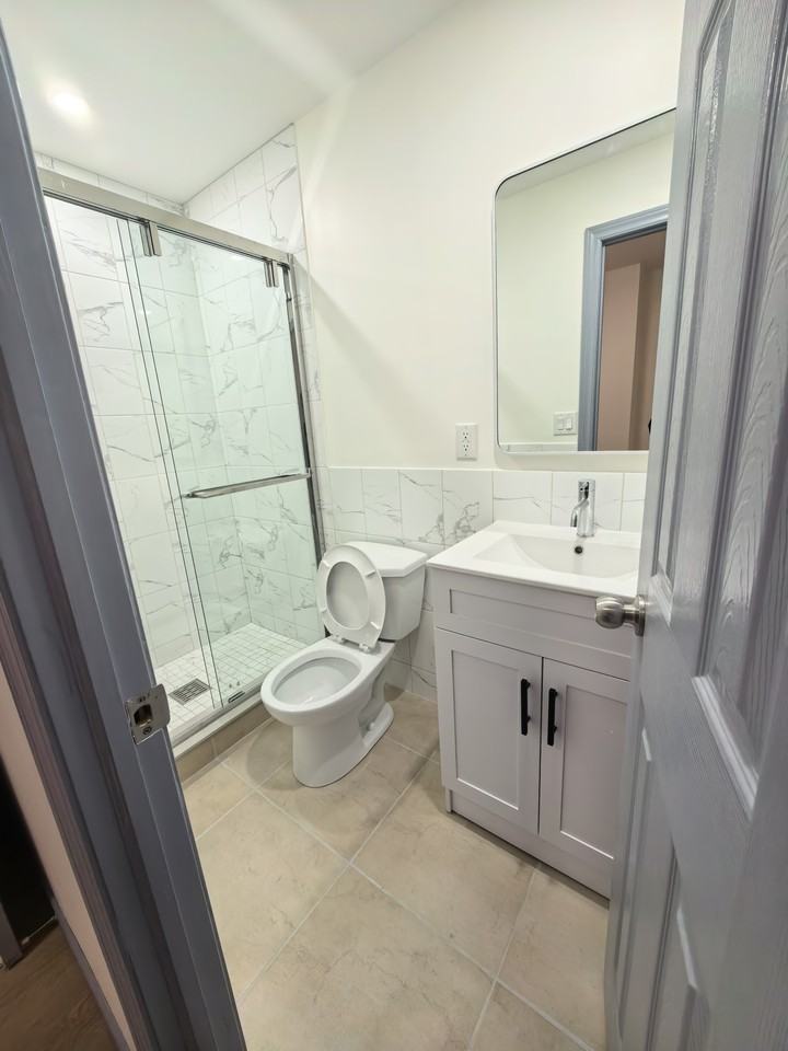 681 Bathurst St - Photo 7 of 9