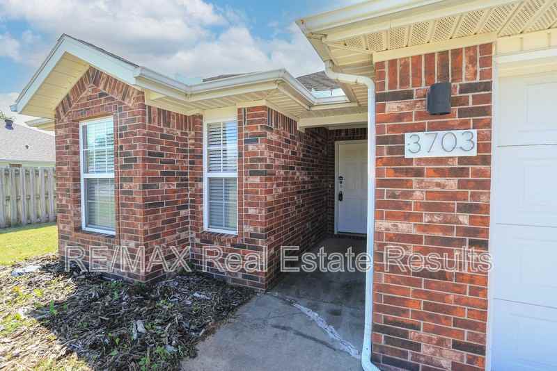 3703 Sw Carriageway Ave - Photo 5 of 30