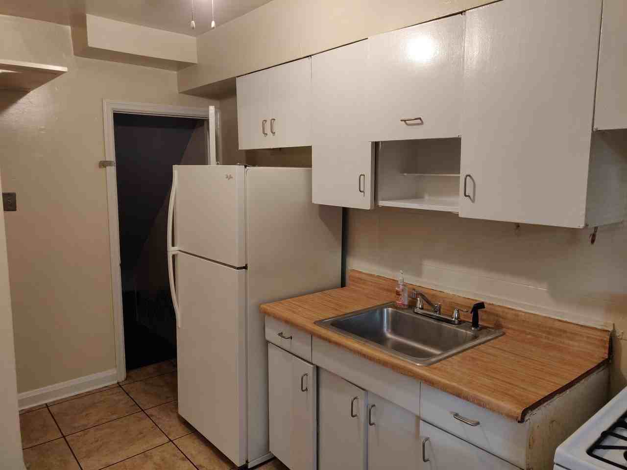 1013 Saint Dunstans Rd - Photo 5 of 20