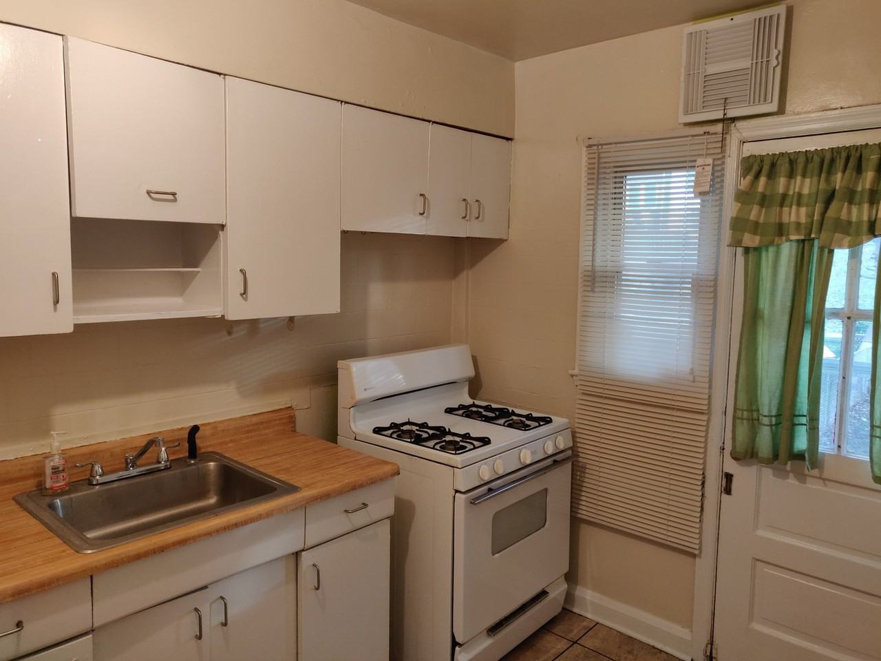 1013 Saint Dunstans Rd - Photo 6 of 20