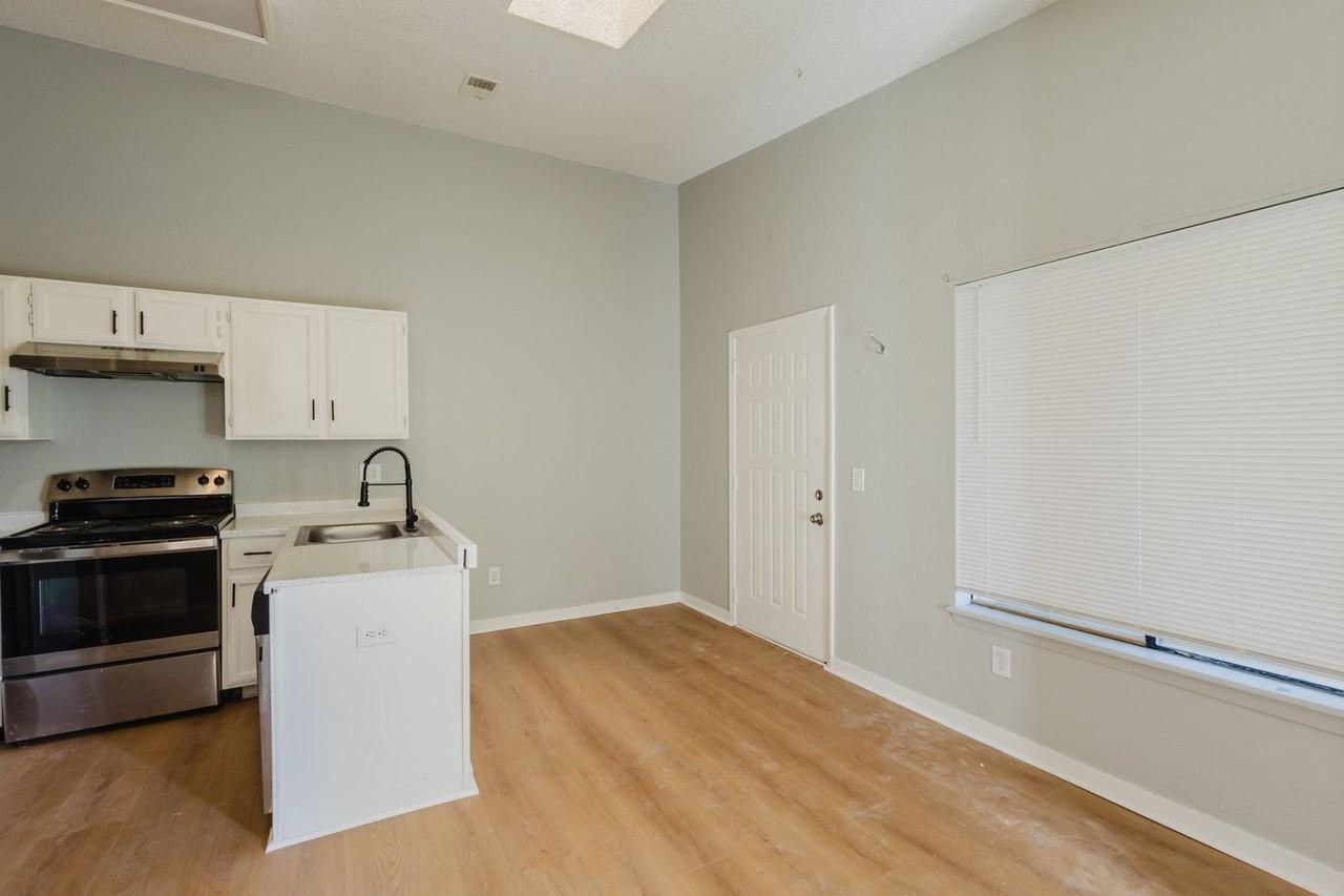 932 S Dearborn Way - Photo 7 of 30