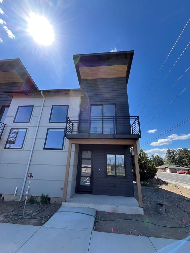 2522 Sw Yew Ave - Photo 2 of 18
