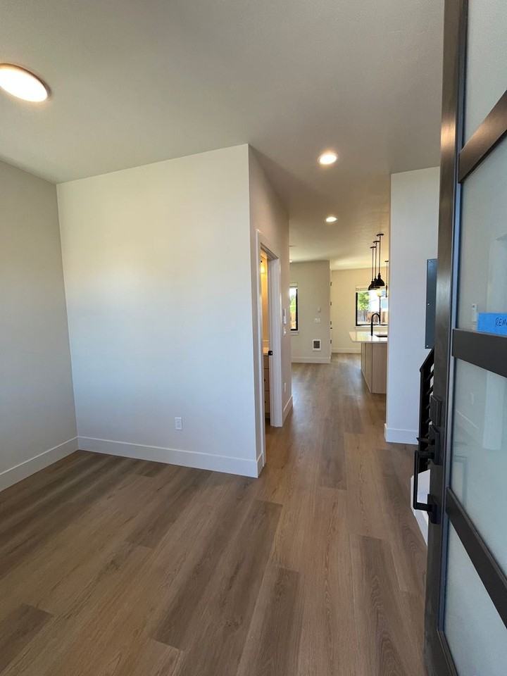 2522 Sw Yew Ave - Photo 3 of 18
