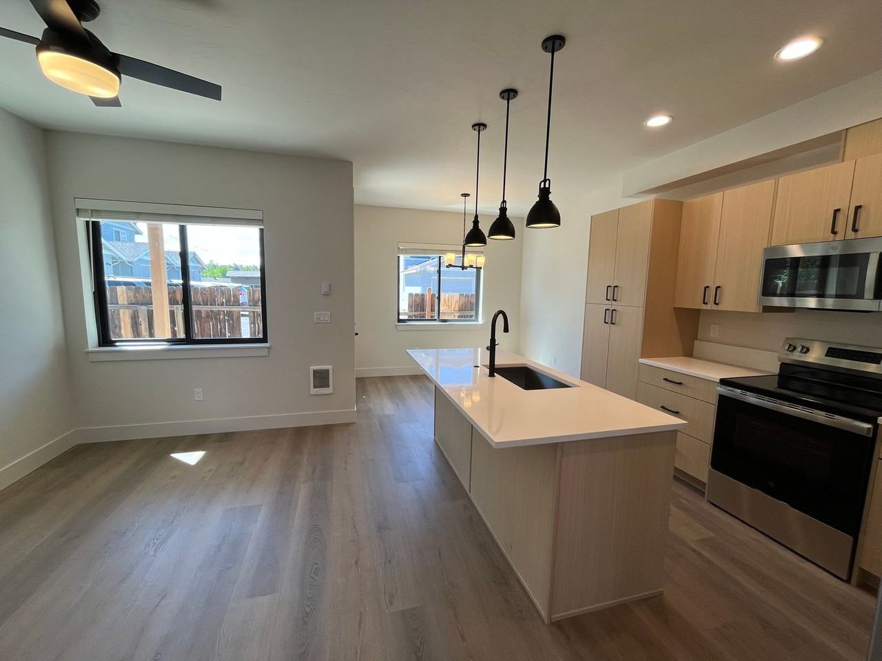 2522 Sw Yew Ave - Photo 5 of 18