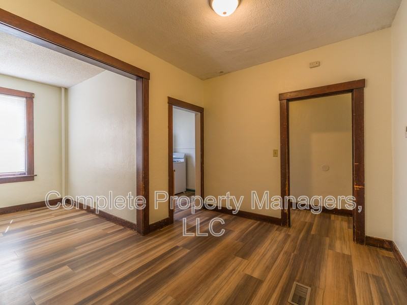 325 E Washington St - Photo 2 of 10