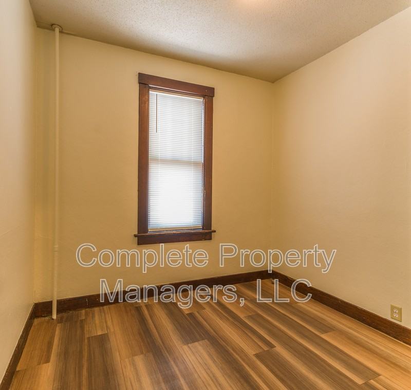 325 E Washington St - Photo 3 of 10
