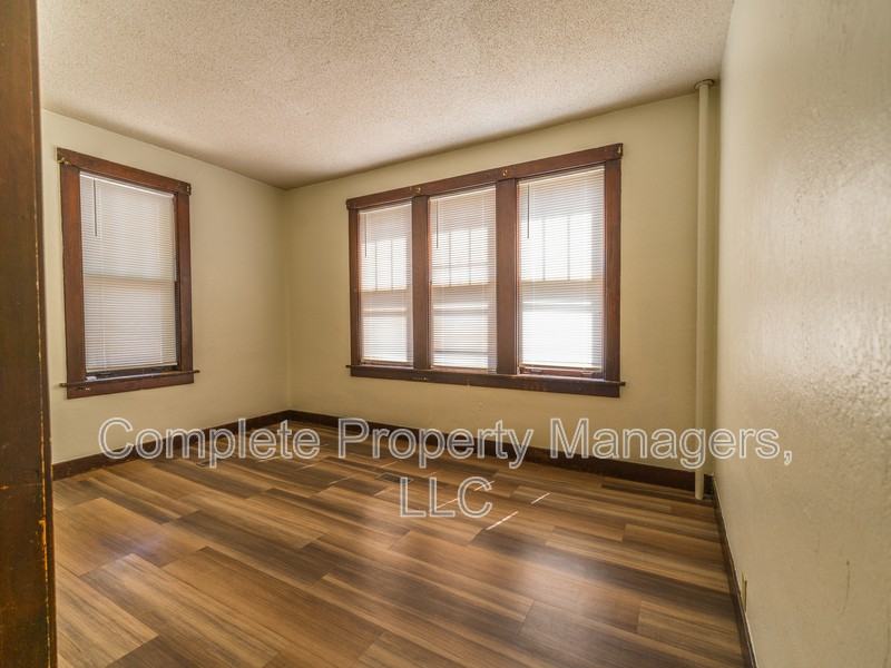 325 E Washington St - Photo 5 of 10