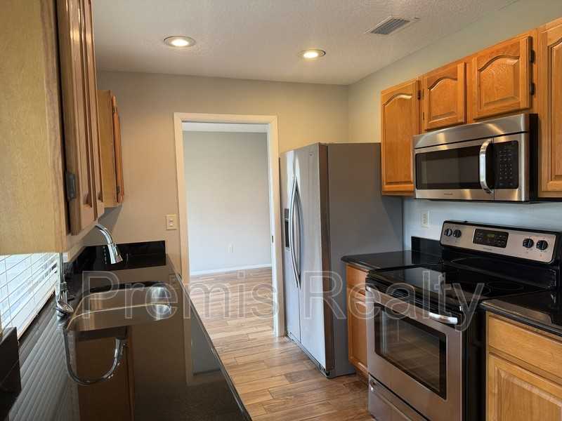 1624 Heather Pl - Photo 3 of 11
