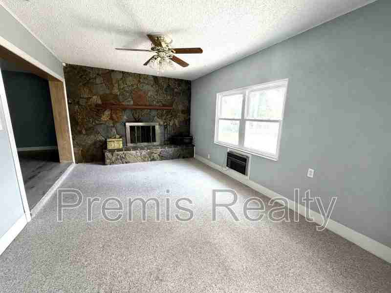 2390 Malcolm Dr - Photo 5 of 11