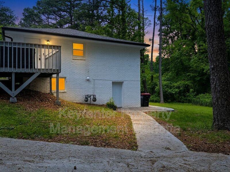 1138 Gerald Pl Sw #B - Photo 2 of 19