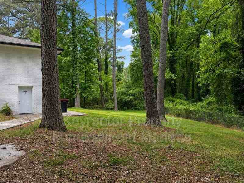 1138 Gerald Pl Sw #B - Photo 4 of 19