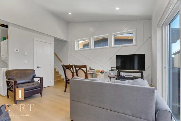 901 Jackson Cres - Photo 2 of 14