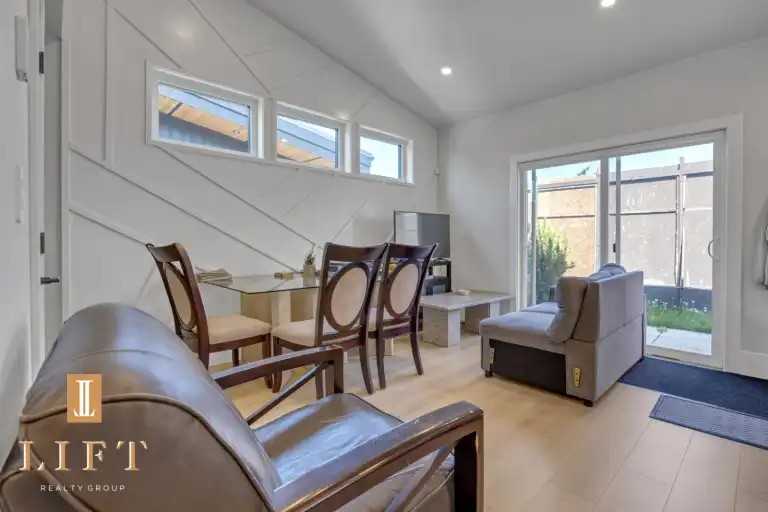901 Jackson Cres - Photo 3 of 14