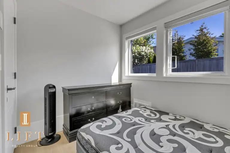 901 Jackson Cres - Photo 6 of 14