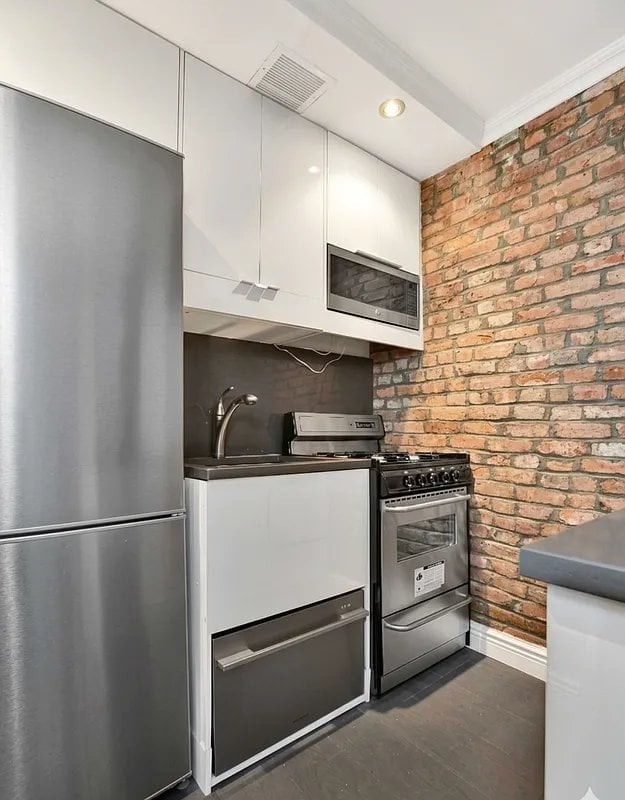 527 E 5th St #3B - Photo 3 of 5