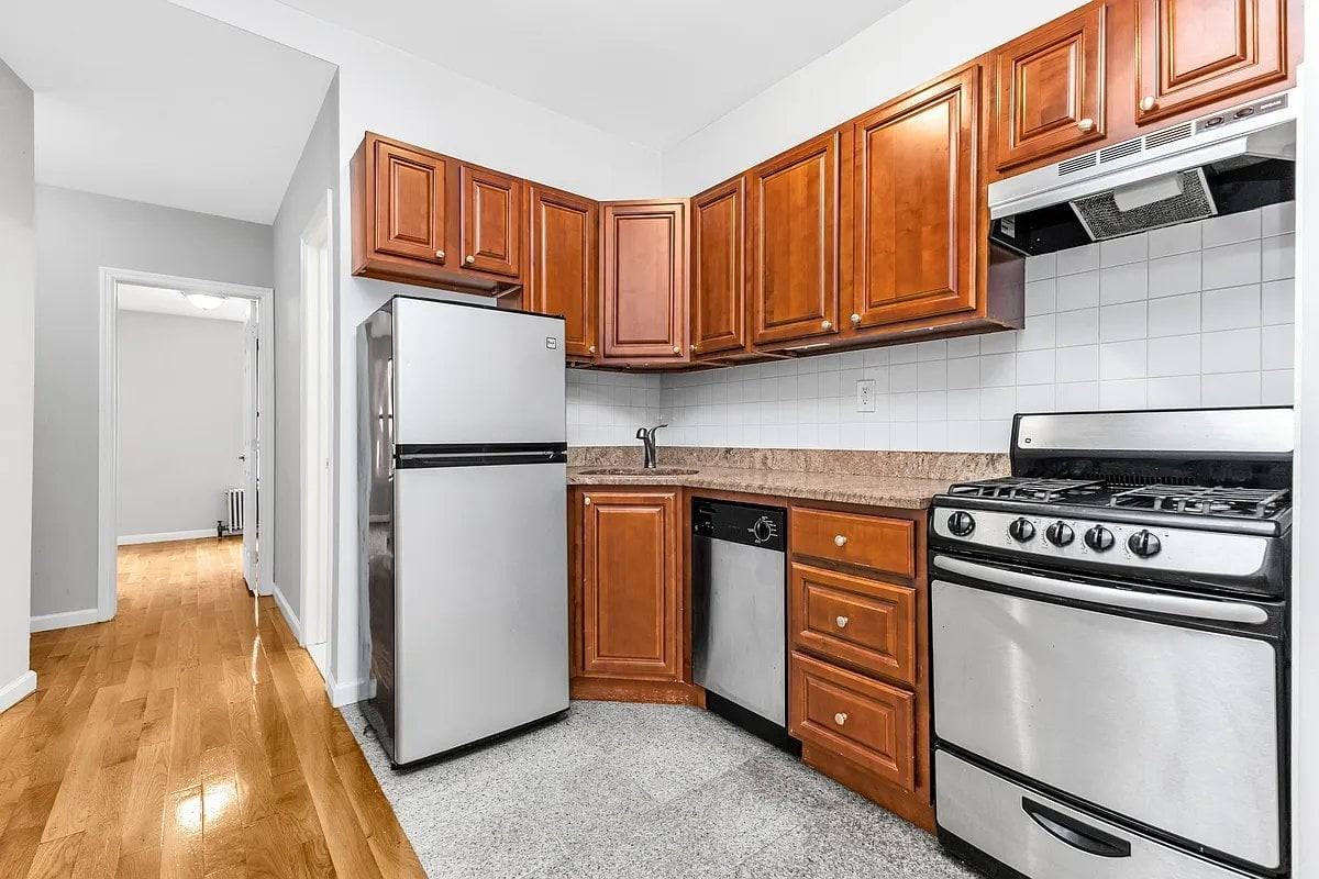 566 Baltic St #1R - Photo 4 of 6