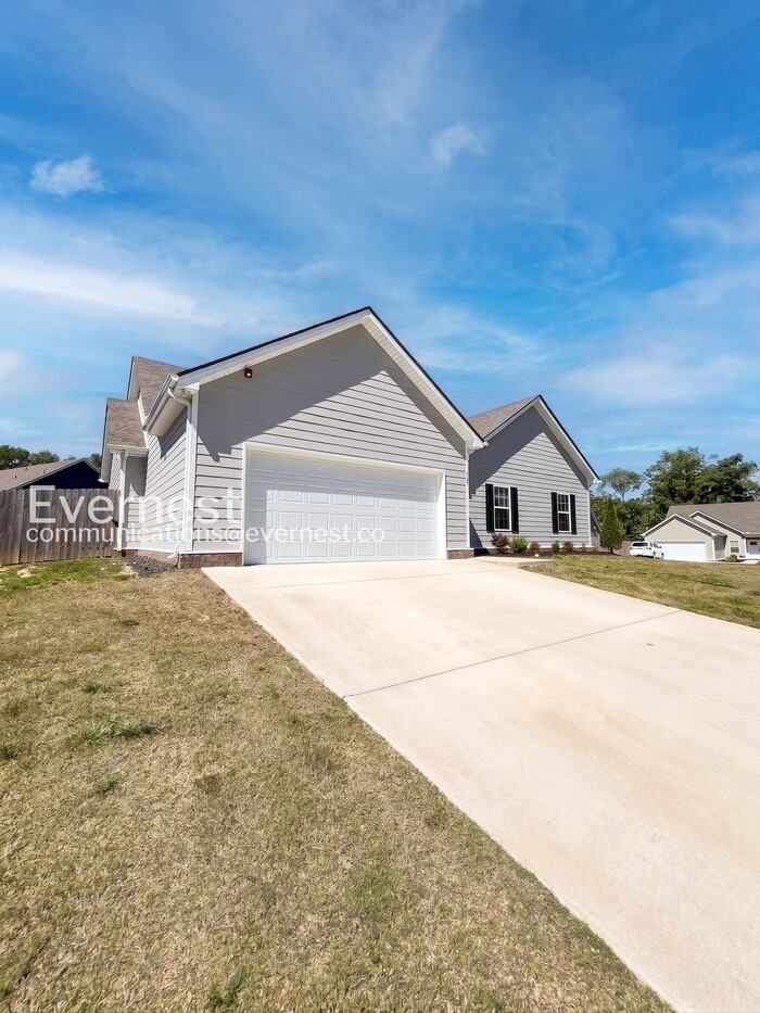 1047 Echo Ridge Rd - Photo 2 of 31
