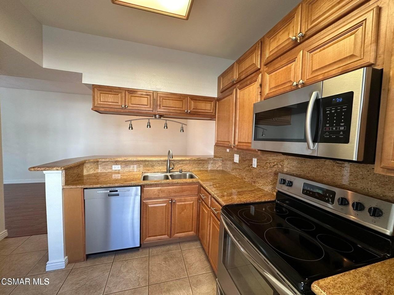 684 Sutton Crest Trl #101 - Photo 7 of 42