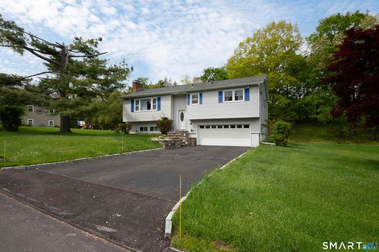8 Mendes Rd - Photo 2 of 33