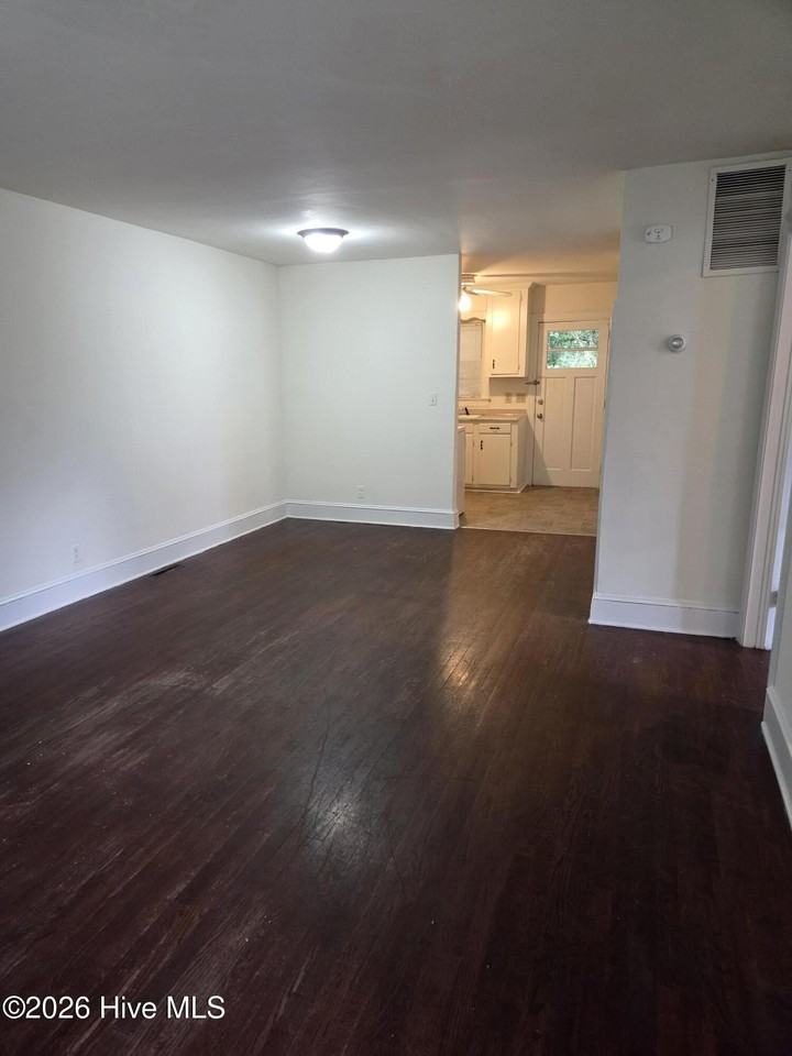 2711 E 2nd St #B - Photo 3 of 16