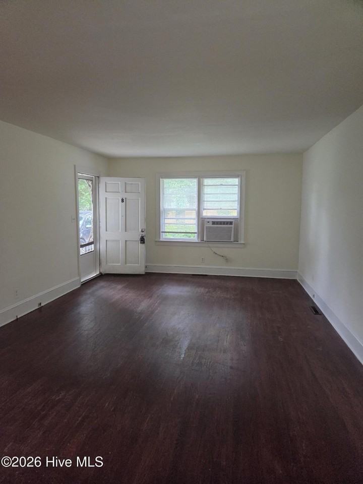 2711 E 2nd St #B - Photo 4 of 16