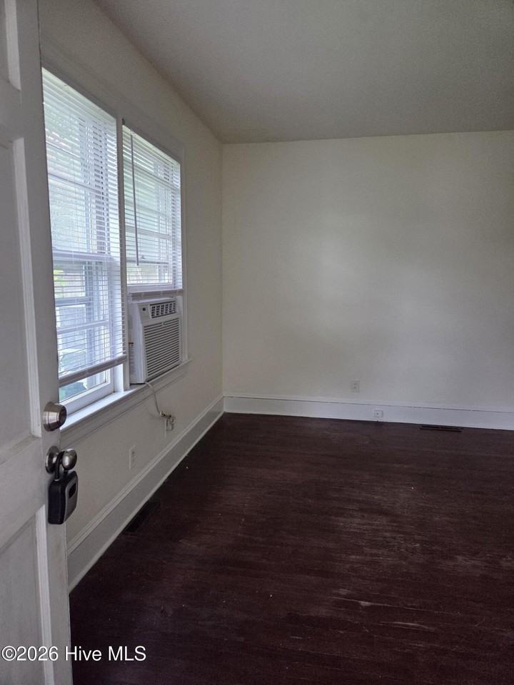 2711 E 2nd St #B - Photo 5 of 16