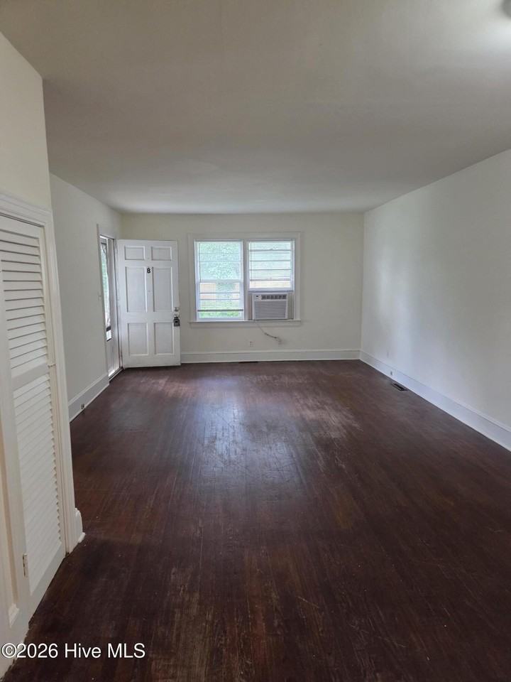 2711 E 2nd St #B - Photo 6 of 16