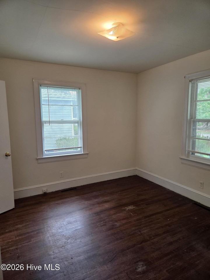2711 E 2nd St #B - Photo 7 of 16