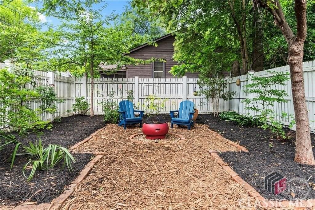 325 Lyndon Ave - Photo 3 of 19
