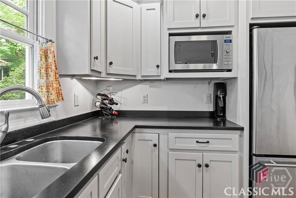 325 Lyndon Ave - Photo 5 of 19