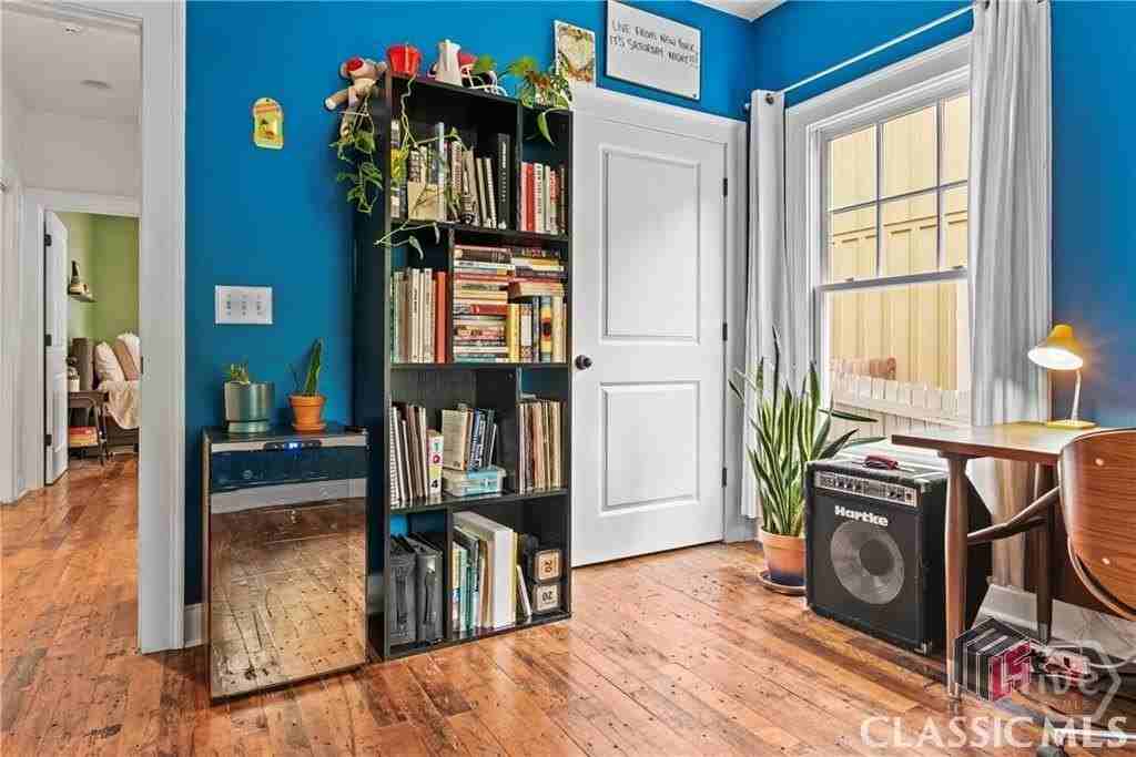 325 Lyndon Ave - Photo 7 of 19