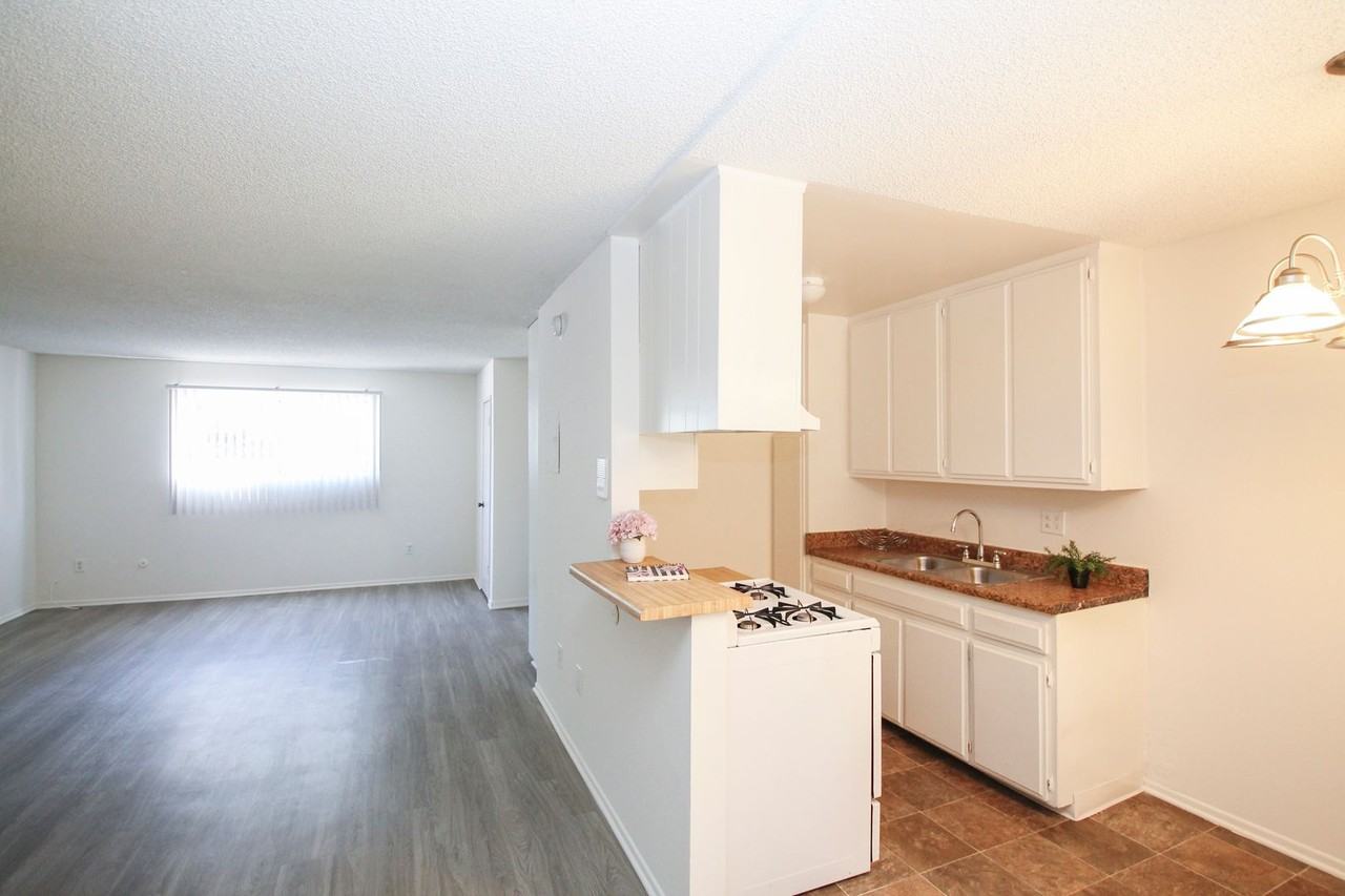 7457 Woodman Ave. - Photo 6 of 23