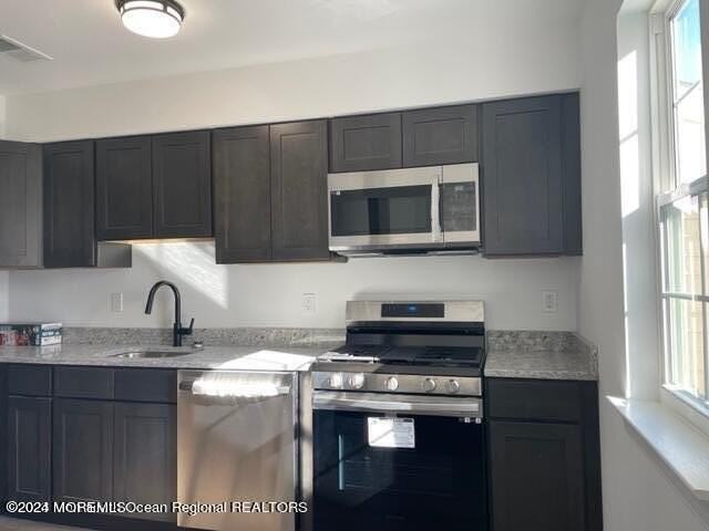 19 Karen Dr #19 - Photo 2 of 23